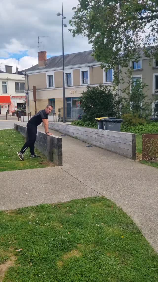À Thouars, deux murets, de la créativité et de l'amusement surtout, quel bonheur de pouvoir bouger son corps 😍 Je donne des cours de Parkour 📥
#parkour #thouars #vivrefort