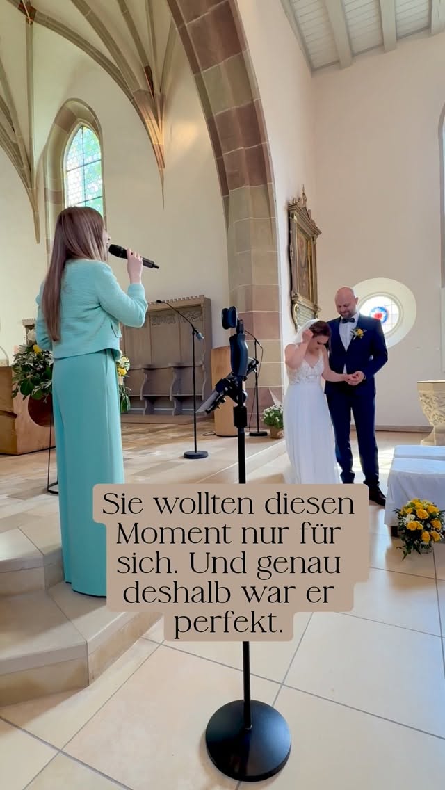 Sie wollten diesen Moment nur für sich. Und genau deshalb war er perfekt.💜
Der Auszug war zuerst nur für die Gäste. Genau so hatte es sich unser Brautpaar gewünscht.
Während Familie und Freunde bereits nach draußen gegangen waren, blieben die beiden noch einen Moment in der Kirche, um diesen Augenblick ganz bewusst für sich zu genießen.
Kein Trubel, keine Ablenkung – einfach kurz ankommen und realisieren, dass sie gerade „Ja“ gesagt haben.
Wir durften diesen besonderen Auszug mit „Unser Tag“ von Helene Fischer begleiten. Auch für uns war es schön, das Brautpaar zum Ende des Liedes noch einmal ganz privat vor uns zu haben und zu beobachten, wie sehr die beiden den Moment und die Musik genossen. Es wurden verliebte Blicke ausgetauscht, gelacht und auch nochmal ein paar Tränen weggewischt. Ein unvergesslich schöner Augenblick, weil er so echt war.
Wir wünschen unserem Brautpaar V & J alles alles Gute für die gemeinsame Zukunft! 🫶
Solche persönlichen Entscheidungen machen jede Trauung einzigartig und zeigen, dass es keinen festen Ablauf geben muss – sondern nur den, der zu euch passt.
Wenn ihr euch musikalische Begleitung für eure Trauung wünscht, schreibt mir gerne eine Nachricht.
#hochzeitsmusik #trauung #kirchlichetrauung #livesängerin #hochzeitssängerin