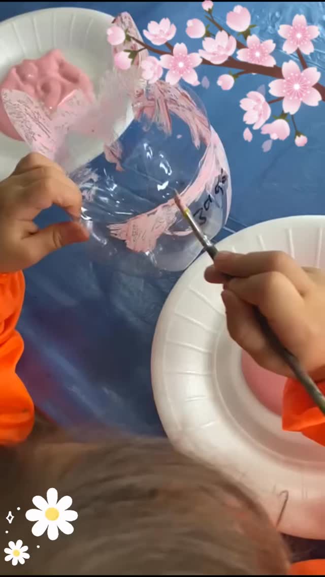 Adım adım dönüşüm, adım adım üretim 🌱
Önce şişelerimizi geri dönüştürerek kedi kulakları olan pembe ve beyaz tatlı saksılara çevirdik 😻 Minik eller onları özenle boyadı ve kurumasını sabırla bekledi 🎨
Sonra yine toprakla buluştuk 🌿 Saksılarımızı verimli toprağımızla doldurduk, çiçeklerimizi diktik ve can suyunu verdik 💧
Artık fen ve bilim köşesinde sorumluluklarımız dahilinde çiçeklerimizi sulayacak, gelişimlerini takip edecek, büyümelerini izleyecek ve ilk çiçeklerini birlikte karşılayacağız 🌼
Okulumuzun girişinde bulunan banklarda, güzel havanın, ağaç yapraklarının altında etkinlik ve piknik yapmak da favorimiz 🙏🏼☀️🌿🌸🌷
#köyceğiz #köyceğizkreş #köyceğizanaokulu #okulöncesi #bahçedetarım