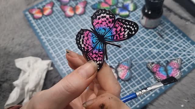 Butterfly Pendants! Edging all 100 of these & Can't wait to hang these in my stall in all 27 Pride Flag Colours!
#smallbusiness #handmade #howitsmade #butterflies #prideflags