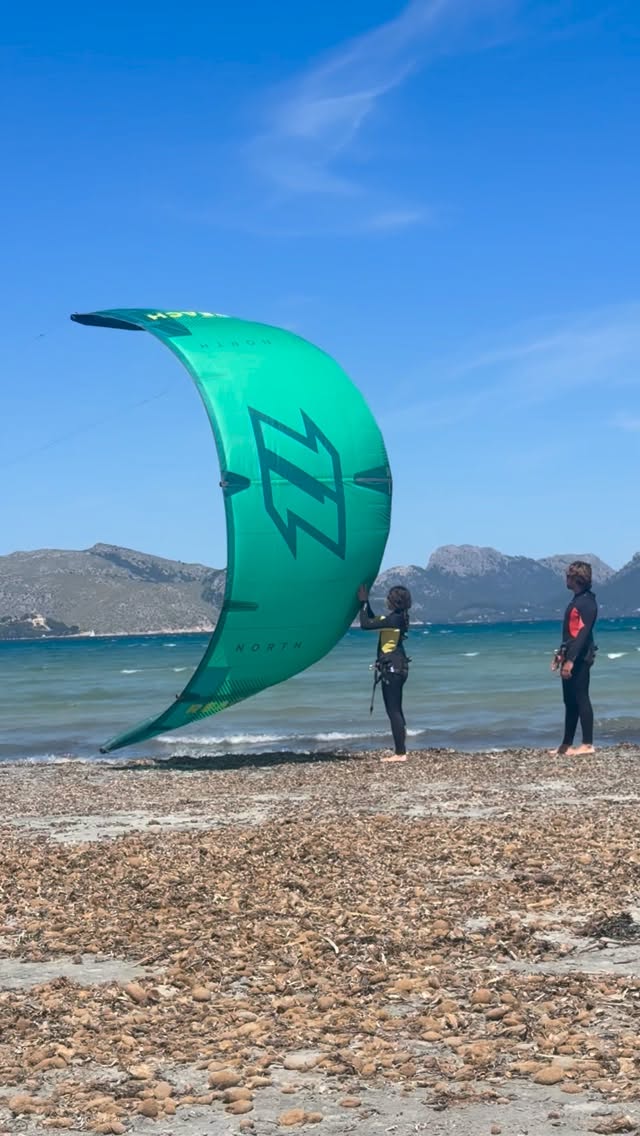 El tiempo es hoy, ya llegó la mejor época para aprender kitesurf! Reserva tu spot con nosotros y asegúrate la diversión. #mallorca #kitesurf #kitesurfing