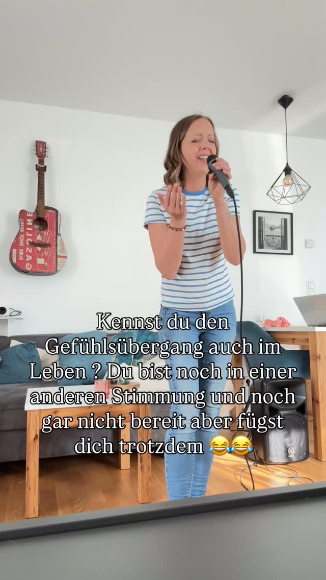Kennst du den Gefühlsübergang auch im Leben ? Du bist noch in einer anderen Stimmung und noch gar nicht bereit aber fügst dich trotzdem 😂😂#sängerin #gesangsunterricht #emotional #humor