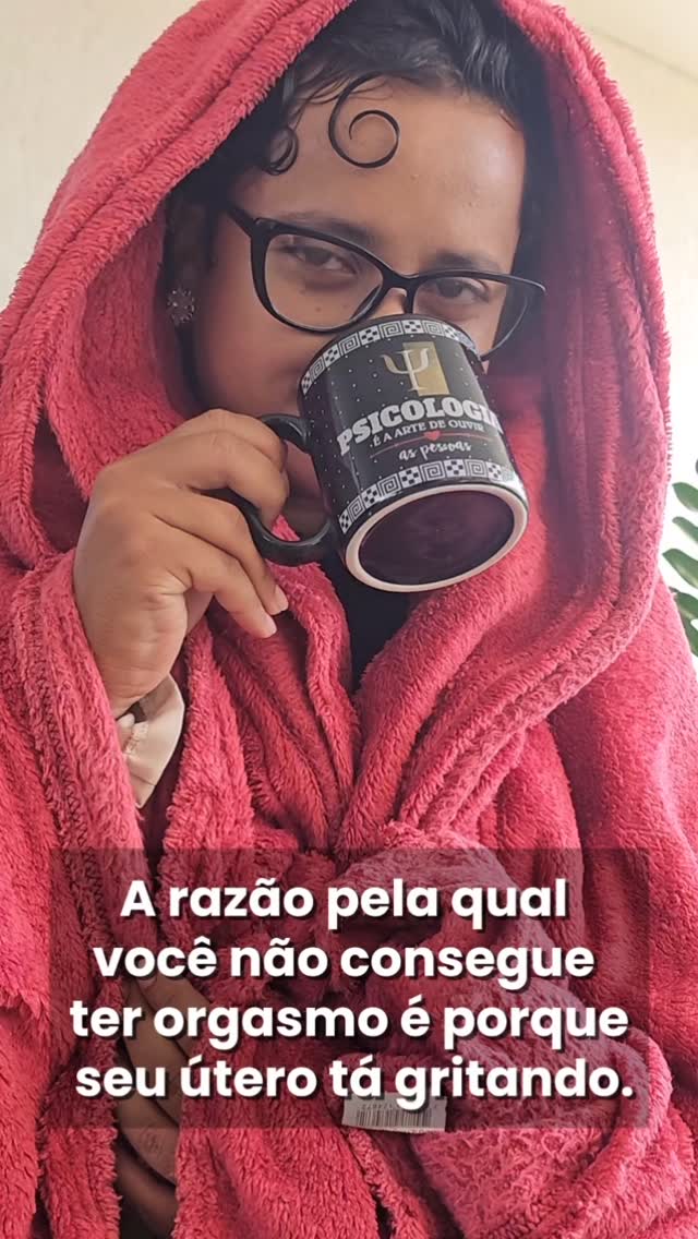 🩸 O ÚTERO COMO CENTRO PSÍQUICO
Seu útero sabe:
• Se você tá presencialmente na relação
• Se você deseja de verdade
• Se você se sente segura
• Se você merecia estar ali
Quando seu útero recebe:
• Mensagens de culpa
• Sinais de insegurança
• Vibração de obrigação
• Frequência de propriedade
Ele trava. Ele se fecha. Ele diz NÃO.
Resultado: você sem orgasmo.
Anestesiada.
Solução: ressignificar seu útero como centro de poder, não de culpa.
Exercício: coloca mão no útero. Diz: 'Você é sagrado. Você é seu. Você é livre.'
Repete até acreditar.
Salva se precisa ressignificar! 💎