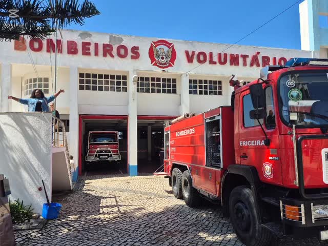 Para o projeto Naterra não basta dinamizar apenas sessões de Forest & Beach School com as crianças: há todo um cuidado que se tem de ter e, para isso, a formação da equipa, em diferentes domínios, é extremamente importante!
Desta vez, estivemos nas instalações dos Bombeiros Voluntários da Ericeira e participámos numa ação de formação dinamizada pelo bombeiro Filipe Coutinho.
O objetivo desta ação de formação profissional é o de dotar os formandos de conhecimentos práticos de suporte básico de vida e de primeiros socorros para que estes fiquem capacitados para identificar as situações de emergência e executar as principais técnicas de primeiros socorros e de suporte básico de vida , visando a estabilização da situação de uma vítima em idade pediátrica.
Muito obrigada, Filipe, por estas partilhas e por esta aprendizagem!