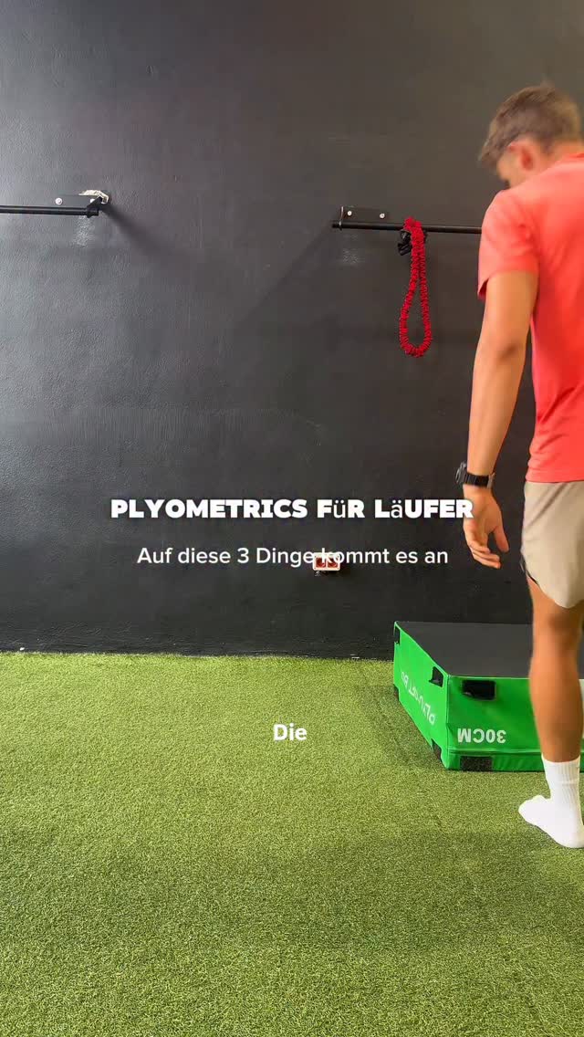 Auf diese 3 Dinge solltest du be Plyometrics achten ⬇️
Landen
Plyometrics sind so effektiv weil sehr hohe Kräfte wirken. Genau deshalb muss dein Körper zuerst aber lernen, diese hohen Kräfte sicher aufnehmen zu können.
Rhytmus
Als Coach sehe ich viele Leute die genau damit große Probleme haben. Um langfristig sinnvolle Plyometic Übungen machen zu können, musst du aber zuerst mit simplen und low impact Übungen Rhythmus in diesen Bewegungen lernen.
Boden attackieren
Bei den bisherigen Stufen ging es darum weiche Sprünge zu machen. Damit plyometrics dich wirklich besser und robuster machen, musst du aber den Boden aktiv attackieren. Das heißt, harte und kurze Bodenkontakte.