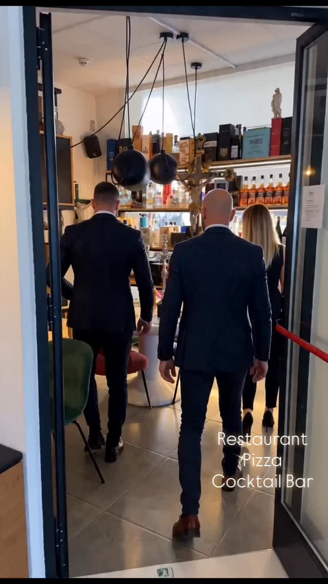 @sciurum_
Il luogo dell’incontro
Oggi qui le seguenti nazionalità: Filippine, USA, UK , Italia del Nord, Centro e Sud, Persia, Polonia, Spagna e tutte le altre
#restaurant #wine #cocktailbar #palermo #pizza