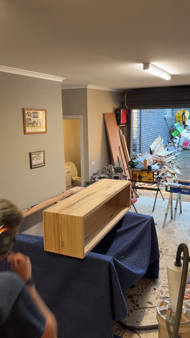 Final sand and first coat of @fiddesaustralia oil on this floating tv unit… always love a good waterfall when there is good feature in the timber and as always @glencoetrade comes up with the goods 👌
#interiordesign #bespoke #furnituredesign #entertainmentunits #trending
