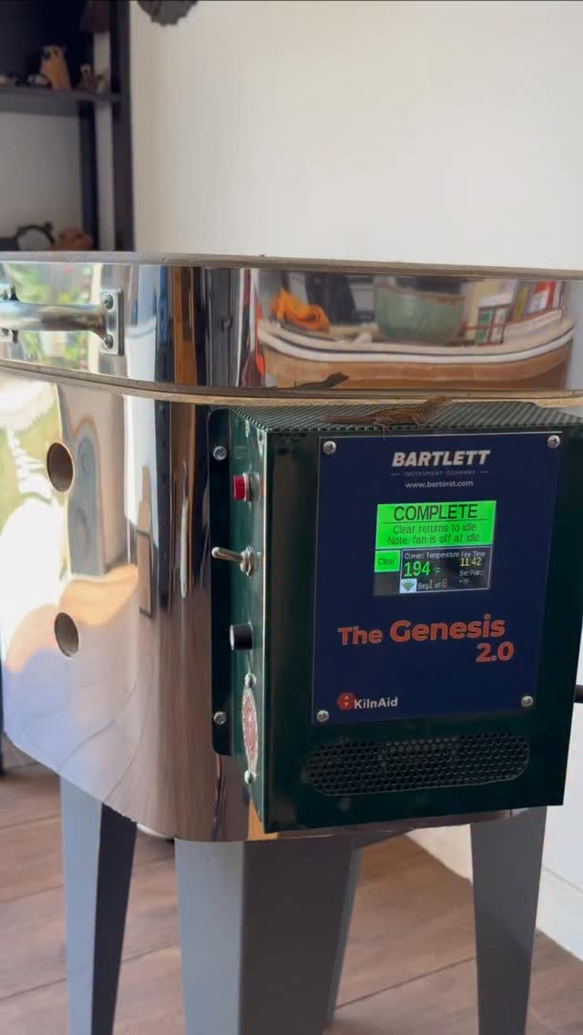 I’m the nervous new parent of an electric kiln, and NECESITO CONSEJOS, I NEED TIPS! .
What’s your safe to open temp range?
¿Cuál es tu rango de temperatura seguro para abrir el horno?
#marselbottega
#pottery #kiln
