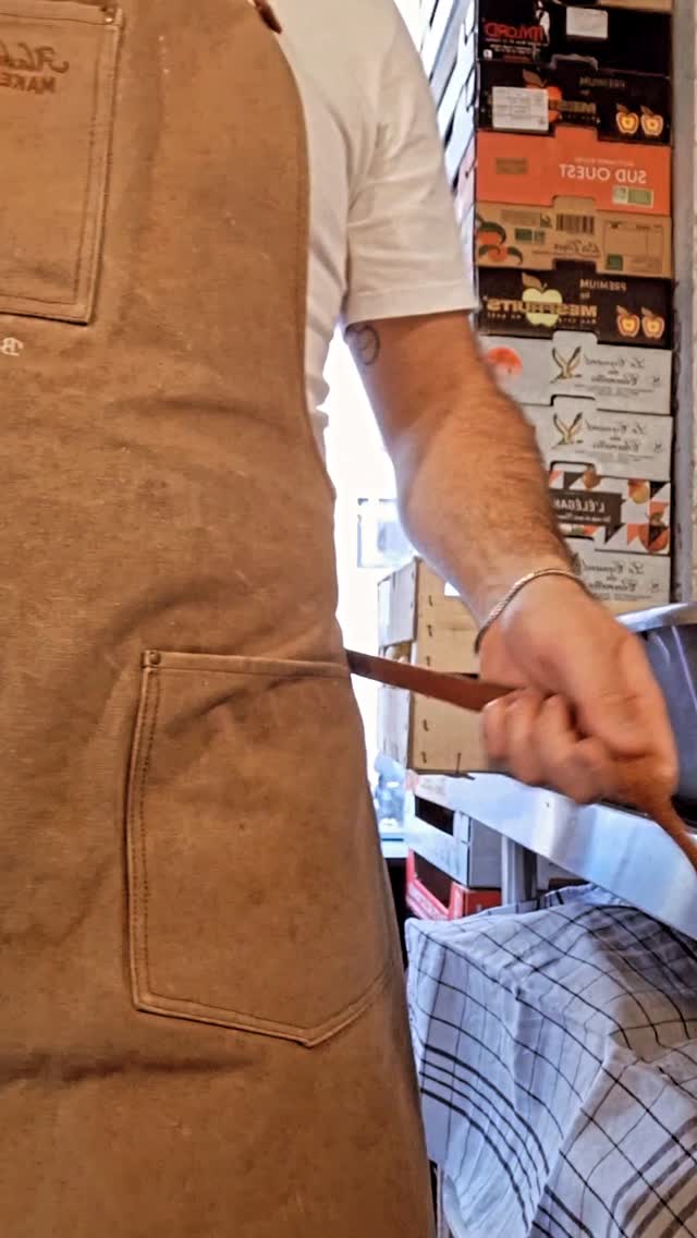 Le secret le mieux gardé de l'atelier... 🍐✨
On se retrouve pour une immersion dans la préparation de notre petite dernière : Poire & Poivre Voatsiperifery.
Si vous ne connaissez pas encore ce poivre sauvage de Madagascar, préparez-vous à un voyage sensoriel. Ses notes boisées et fleuries viennent réveiller la douceur fondante de la poire pour un équilibre absolument unique.
Pot après pot, la magie opère. 🍯
disponibles dans notre Atelier-boutique et bientôt dans notre e-shop (link dans la bio)
📍37 rue Montcalm, Paris 18ème
#benedettoconfituresatypiques #confitureartisanale #faitmaison #food #voatsiperifery