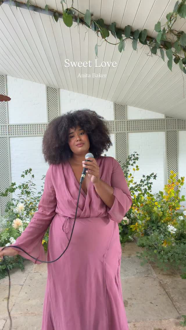 This has been sitting in my drafts for MONTHS!
Throwing it back to an incredible wedding at @kinhousewiltshire last year 🌸
#weddinginspo #weddingsinger #kinhousewedding #kinhousewiltshire #weddinginspiration