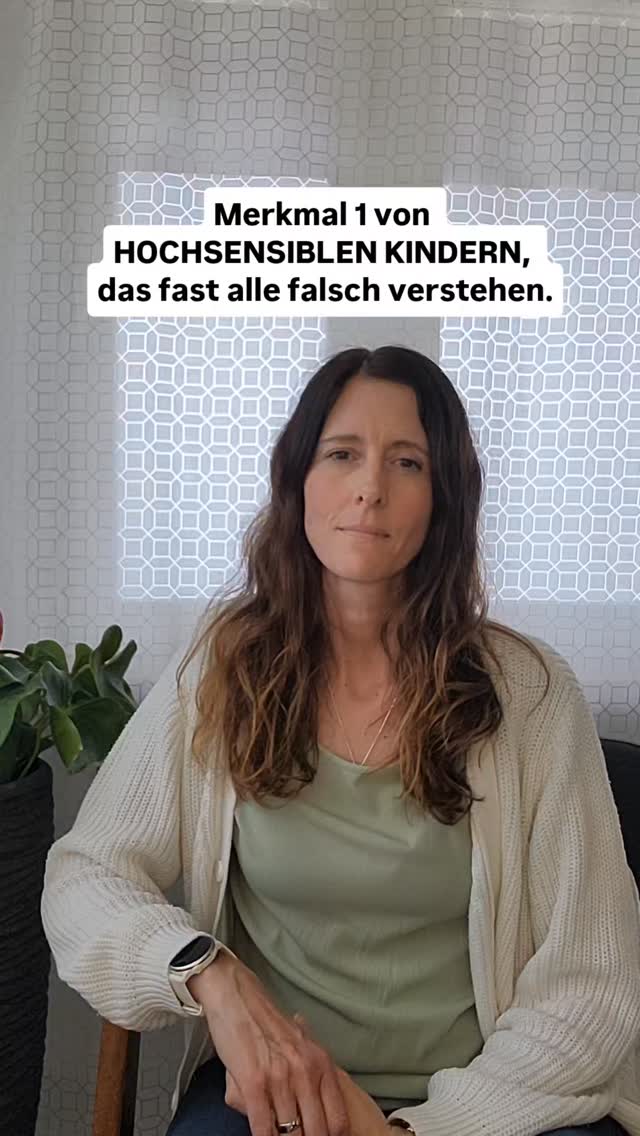 Merkmal 1 von HOCHSENSIBLEN KINDERN:
Die gründliche Informationsverarbeitung
Hochsensitive Kinder nehmen mehr Reize auf und verarbeiten diese auch tiefer. Ihr Nervensystem speichert alles Erlebte länger. Man nennt dies auch das Lange Nachhallen.
Die möglichen Folgen davon sind:
- Vorausschauendes Denken
- vernetztes Denken
- gutes Erinmerungsvermögen
- grosses Interesse an vielem (viele Fragen)
aber auch:
- Konzentrationsprobleme
- Grübeln
- scheinbar langsames Denken (dabei passiert gerade ganz viel im Kopf!)
- erscheint nachtragend.
Dies hilft dir, dein hochsensibles Kind besser verstehen und begleiten zu können.
Folge mir, damit du keinen Beitrag zu Umgang und Wissen zu hochsensiblen Kindern mehr verpasst.
Herzlich, Jacky 🦋