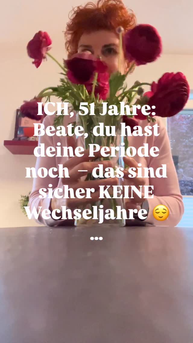✨ „Ich hab ja noch meine Regel – also keine Wechseljahre.“
✨ „Ich spüre nichts … dann bin ich wohl (noch) nicht drin, oder?“
✨ „Dafür bin ich doch noch viel zu jung.“
Kommt dir bekannt vor?
Rund um die Wechseljahre gibt es so viele Glaubenssätze –
und genau die halten uns oft davon ab, uns wirklich damit auseinanderzusetzen.
Hallo, ch bin’s - Daniela.🩷🧡
Und ich räume mit genau diesen Mythen auf – ohne Angst, ohne Drama. Dafür mit Wissen, Klarheit und ja… auch mit einer Portion Glitzer ✨
🎙️ MENOMIO – jeden Freitag eine neue Folge:
→ Expert:innen, die erklären, was wirklich passiert
→ Frauen, die offen teilen, wie individuell diese Phase ist
Denn die Wahrheit ist:
Die Wechseljahre sind keine Bedrohung.
Sie sind eine Transformation.
Und je früher du verstehst, was in deinem Körper passiert, desto selbstbestimmter kannst du diese Phase gestalten.
👉 Weg von Angst & Unsicherheit
👉 Hin zur informierten, starken Queen-Agerin 👑
Und genau deshalb:
Teile diesen Beitrag mit den Frauen in deinem Umfeld.
Mit Freundinnen, Kolleginnen, Schwestern.
Weil Wissen nur dann wirklich wirkt, wenn wir es weitergeben.
#glücklichewechseljahre #glitzernstattschwitzen #wowstattwäh