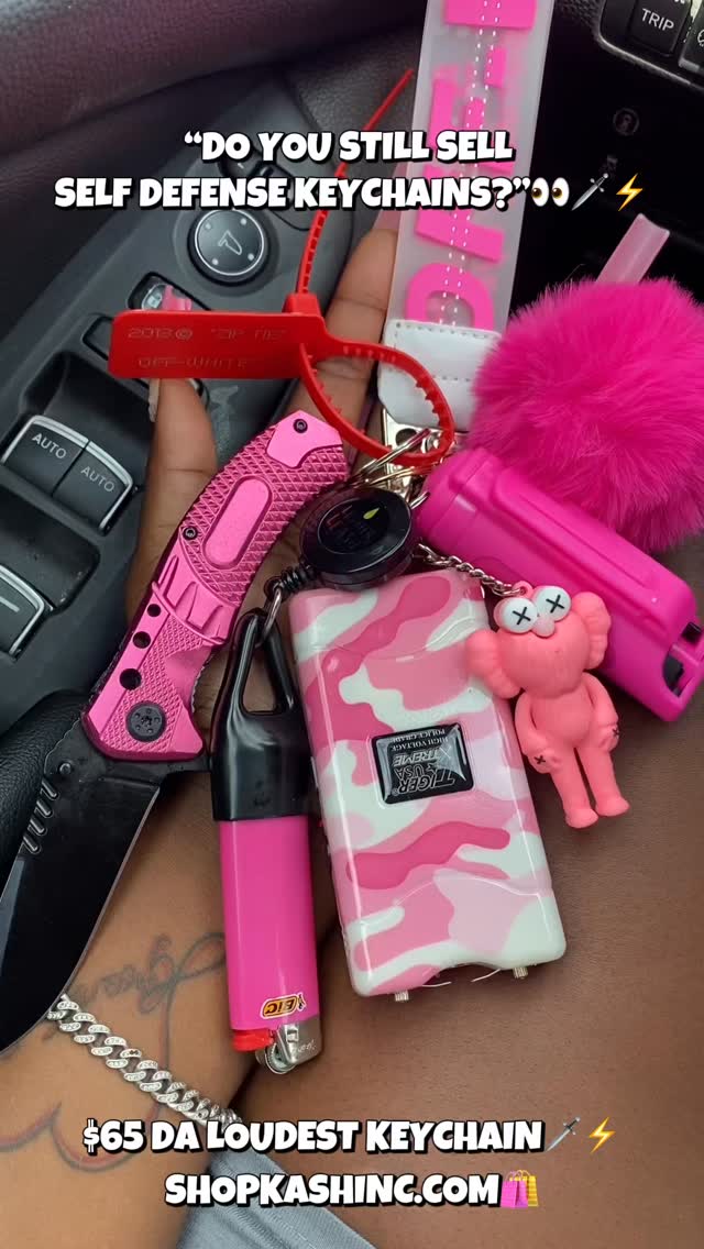 YES I DO! STILL MAKIN SURE YALL STAY PRETTY & PROTECTED!😅🤪
ARE YOU READY TO FOR SOME PRETTY PROTECTION?👀🥵🤭 ONLY AT LINK IN BIO! 🛍 PRODUCT: $65 “DA LOUDEST” KEYCHAIN🗡️⚡️AT SHOPKASHINC.COM🛍 INCLUDES Stun G, Pep spray, 8” Pocket Knfe, OW Wristlet, Lighter + Leash, Kaw Kid, Authenticity tag, & Puff💫 #kashwaystudios #fyp #selfdefensekeychain #selfdefenseset #junkstungun
