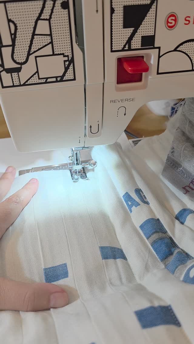 I love sewing… but also kind of hate sewing 🤣🤦🏻♀️
What I thought would be a simple weekend project turned into… well… a full test of patience 😅
I made this quilted cover for my “chair” (aka an old office chair I pulled apart 🙈). But honestly, I love it — I can sit cross-legged while working on my computer or painting at my easel 🎨
The fabric makes it extra special 💛
It’s made from maize cotton bags I inherited from my grandma — she used them as tablecloths for food competitions 🥹
Not perfect. Took way longer than expected.
But I stuck with it… and I’m really happy with it (for now 😉)
Anyone else have a love/hate relationship with sewing? 😆
#sewingproject