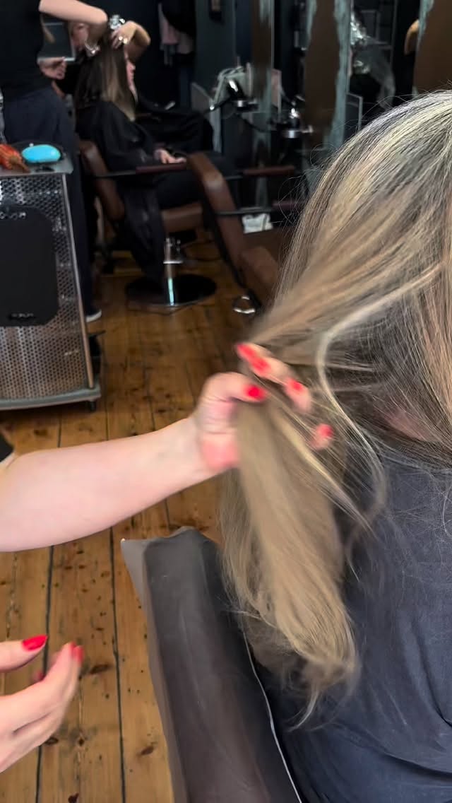 A gorgeous blonde transformation for Sarah💆🏼♀️
Say bye to those dark roots for the summer months👋🏻👋🏻
Book online or through the link in bio…
#victoriahairandspa #blonde #summeriscoming #kerastase
