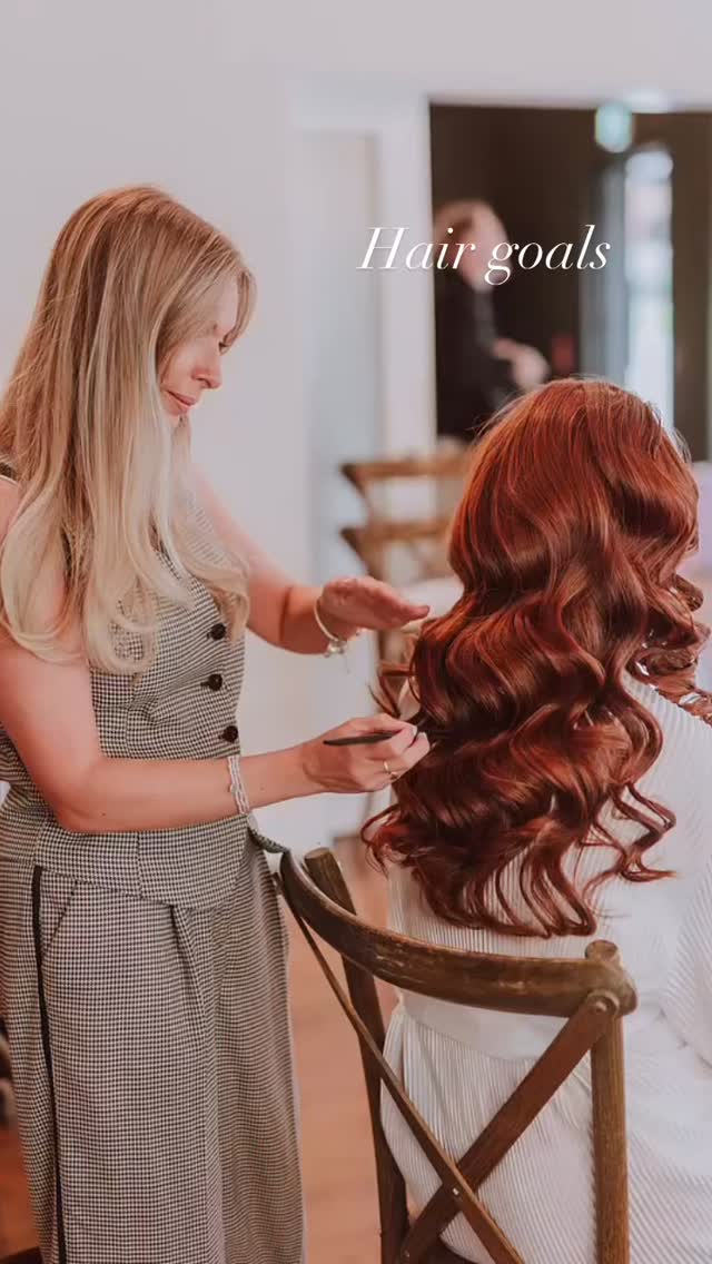 For this look we wanted to create luxurious glam.
✨The hair we wanted voluminous red carpet waves that move and bounce whilst still looking smooth.
@hairdesignbytanya
✨Perfect soft glam make up that takes you from day to night.
@sjs__bridal
✨The stunning silky plisse full length dressing gown
@sweet_dreams_bridal_co
(gone is the pet hate of mine, the creased static pj’s)
✨Photos by our talented @sambennettphoto
Our hype girl and content creator
@designsmadebychloe
Stunning model
@eleanxr_eve
Venue @thewoodlands.hothorpe don’t want to spend their Wedding night in a gorgeous treehouse