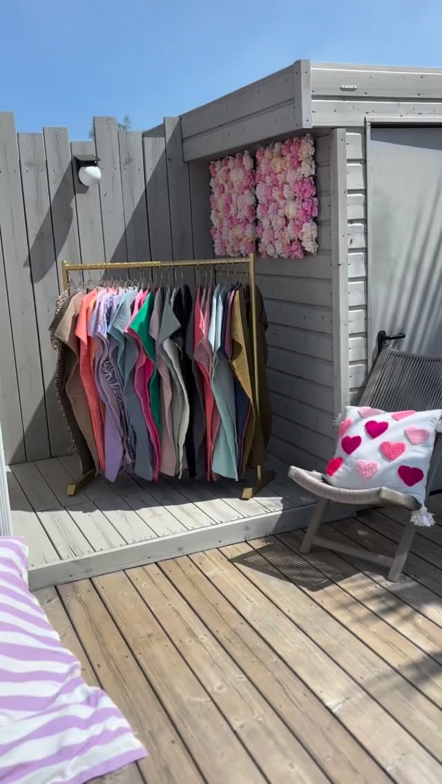 Hello les starlettes ☀️🌴💖
Mon showroom à ciel ouvert / en plein préparatif pour le 1 er marché de la saison à Lecci tous les mercredis
J espère que vous avez aussi hâte que moi que le beau temps s’ installe et que les tenues mer’ fille reviennent sublimer vos silhouettes 🌈👗
Comme tous les ans, je me dis… 🤔je vais limiter les couleurs 🤣 sauf que je fais tout le contraire!!!
La tentation des nouvelles pépites de tissus m’ ont séduites, alors j’ ai hâte d avoir vos retours.
Plus de 28 coloris, pour un choix diversifié, en passant par le léopard, les paillettes, les carreaux et l uni
#faitmain #corsedusud #matchymatchy #artisanat doublegazedecoton