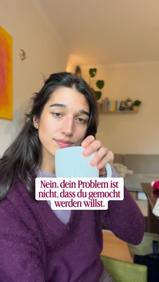 Wenn dich jemand anderes gaslightet, nicht auf dich eingeht, bist du pissed. Aber wie oft gaslightest du dich selbst?
Sprichst dir ab, was du fühlst, wie du Situationen wahrnimmst oder wertest dich dafür ab?
Wenn du das aus deiner Geschichte kennst, es wenig Raum für deine Gefühle gab oder manche Emotionen sogar abgewertet oder bestraft wurden, ist das mehr als nachvollziehbar.
Du lernst, dass es besser ist, manche Dinge nicht zu sagen oder zu zeigen, um die Beziehung nicht zu riskieren.
Denn irgendwo along the way hast du aus diesen Erfahrungen den Schluss gezogen, dass du mehr gemocht wirst, wenn du weniger du selbst bist.
Und die eigentliche Frage ist: Wie fühlst du dich dabei? Magst du dich so?