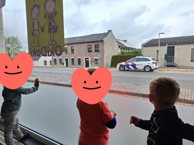 Wauw een politie auto ๐คฉ die hebben de boys natuurlijk wel gezien #KDVOkidokiNijswiller #datkanbijons #kleinschaligekinderopvang #politieauto๐