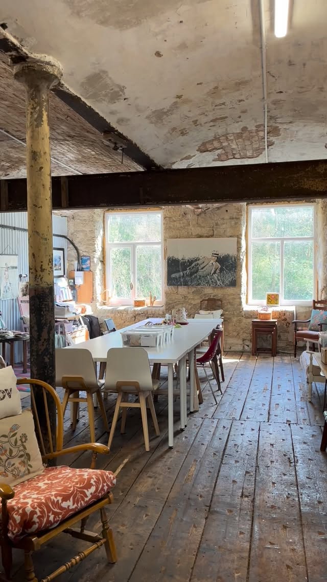 The studio is looking so much bigger and brighter after a clear up today!
There is now more table space, and there will be even more when I can wrestle the tea table from the barista!
Also coming soon .... new goodies in the shop!
#mossley #artstudıo #embroiderystudio