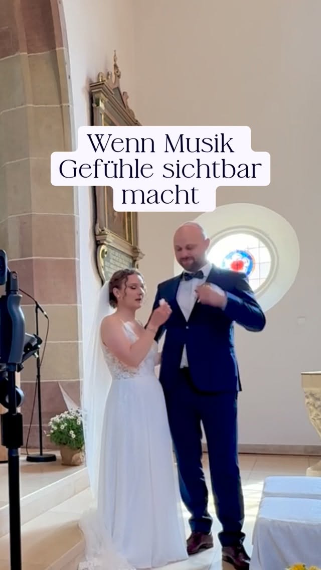 Eure Trauung ist einer der emotionalsten Momente eures Lebens – und genau dieser Moment verdient echte Gefühle, echte Erinnerungen und echte Musik. 🤍
Mit Live-Musik bekommt eure Zeremonie eine persönliche und besondere Atmosphäre, die euch und eure Gäste noch lange begleiten wird.
Gemeinsam mit meinem Pianisten gestalten wir eure Trauung musikalisch individuell und mit viel Gefühl.
Wenn ihr euch Musik wünscht, die berührt und zu euch passt, freue ich mich auf eure Nachricht.
Jetzt Wunschtermin für 2027 anfragen ✨
#Hochzeitssängerin #Trauung #FreieTrauung #LiveMusik #kirchlichetrauung