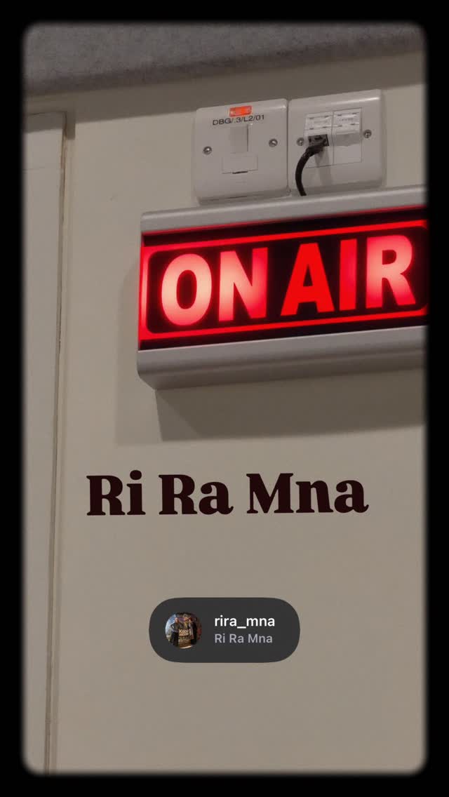 A very fun morning at @ucc_radio with the fabulous hosts of @rira_mna
Watch till the end to see the most fabulous tripod!