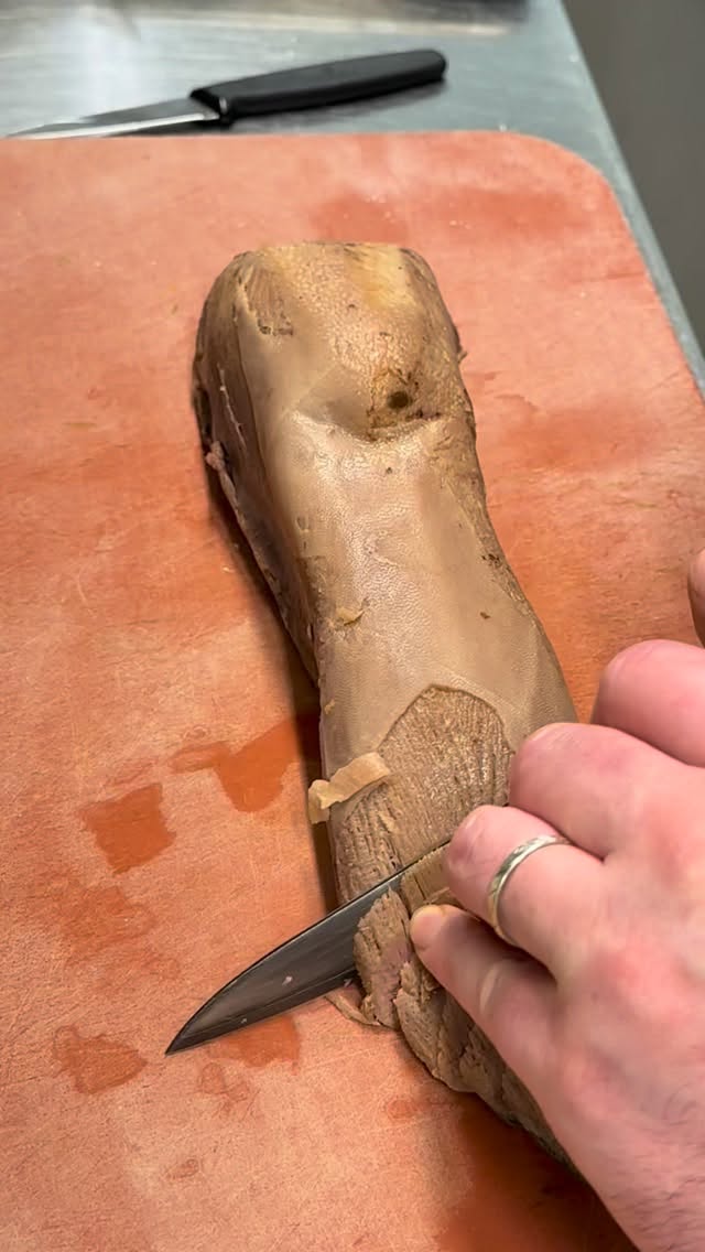 À l’Auberge, c’est aussi des classiques du terroir
La langue de bœuf, un mets traditionnel que l’on retrouve depuis longtemps dans nos cuisines.
Un plat simple en apparence, mais qui demande du temps, du soin et du respect du produit.
À l’Auberge, nous aimons remettre en avant ces recettes d’autrefois, qui font partie de notre patrimoine culinaire.