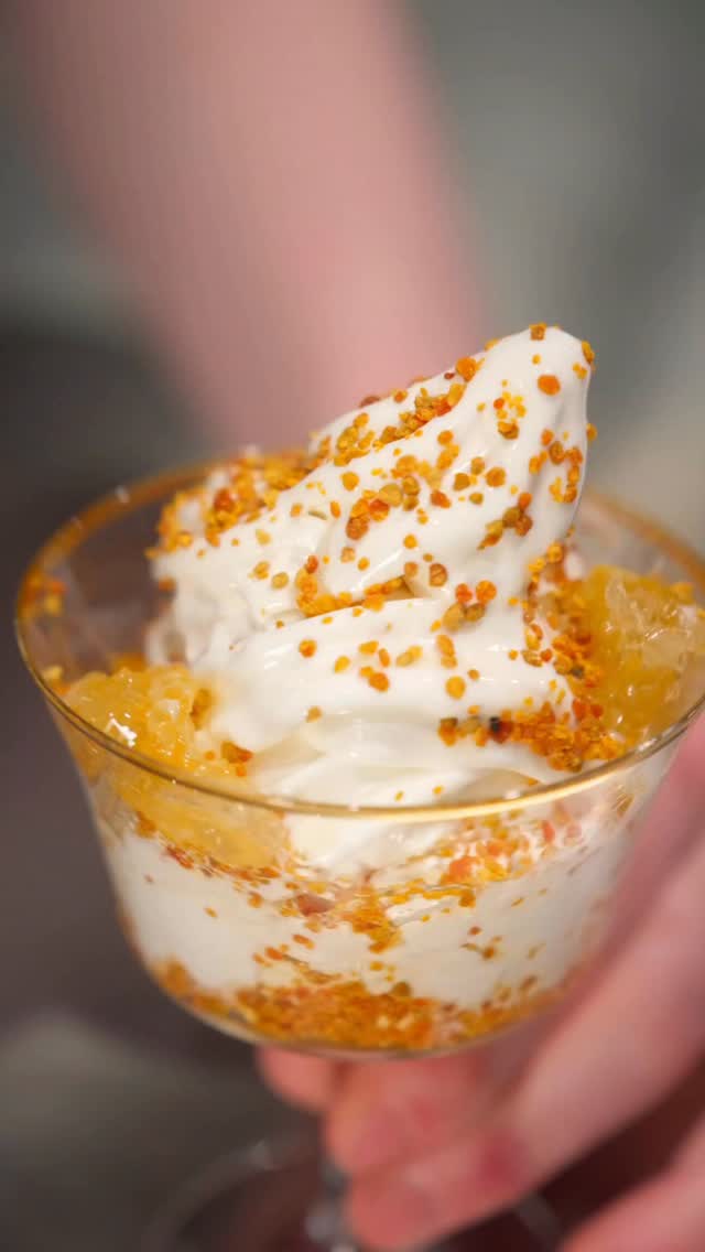 Soft serve milk ice cream🍦London blossom honey & bee pollen 🍯🐝