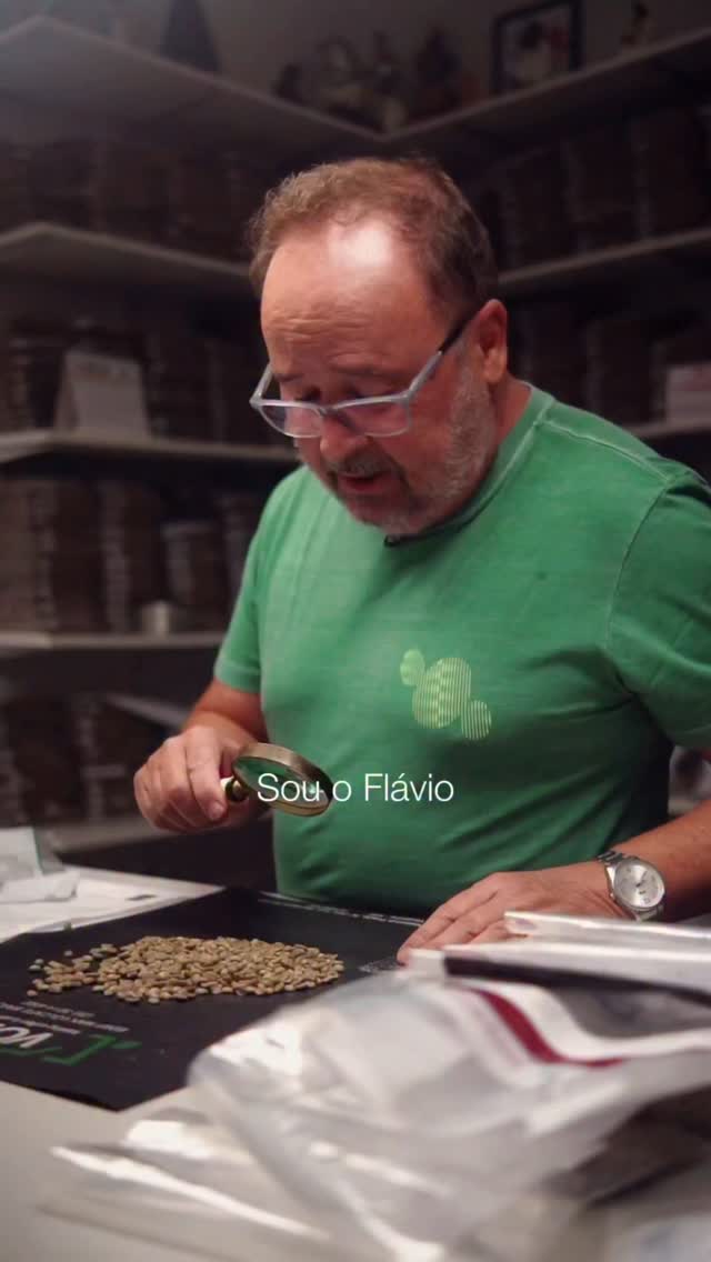 Fazemos, e fazemos com honra! Não só hoje, mas todos os dias do ano, há anos, o café é nosso protagonista. No Dia Mundial do Café, conheça nosso time e suas funções, com isto, também um pedacinho da nossa história na FG Corretagens.
Aqui o seu café é tratado com o respeito que merece. Cada remessa passa por seleção, classificação e direcionamento estratégico, garantindo que alcance o público ideal e seja negociado com transparência e valor justo.
Nosso diferencial está no acompanhamento rigoroso de cada etapa: do plantio à colheita, da logística ao embarque e à liberação de pagamento — cuidamos de todos os detalhes. Nosso objetivo é assegurar confiança e segurança para todas as partes da negociação.
Unimos tradição e inovação — mais de 40 anos de expertise no setor cafeeiro se somam à visão moderna das novas gerações da nossa equipe. Sob a liderança de Flávio Gonçalves, combinamos conhecimento profundo, relacionamentos sólidos e ferramentas atuais para oferecer soluções eficientes e personalizadas.