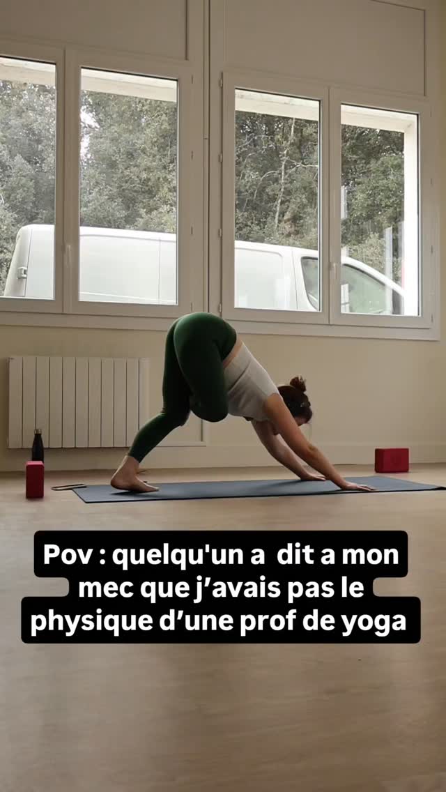 Outre l'indelicatesse du propos, il est notable d'ajouter que ce goujat à une proximité avec le yoga et à sa pratique autant que moi de la conduite d'une formule 1. (Aucune sauf sur netflix donc)
Bref l'application du male gaze à l'etat brute dont je me passerais bien mais soit.
Alors pour suivre la logique de "Brian l'ami des femmes" je suis revenue à mes interrogations du début de ma pratique, faut-il il avoir un corps particulier pour pratiquer le yoga ?
La reponse est oui il faut avoir Un corps... pour pratiquer les postures mais ca s'arrete là!
T'as pas besoin d'etre mince, souple, pleine de muscle ou d'attendre d'avoir perdu tes 5 derniers kg de grosses pour faire du yoga.
La difference entre avoir un corps et etre, c'est de l'ordre de l'incarnation dans l'action mais bon pas sûr que Brian l'ami des femmes capte les ressorts philosophiques de la choses, il n'en a probablement pas le cerveau.
Bisous et calinou sur toi Brian.