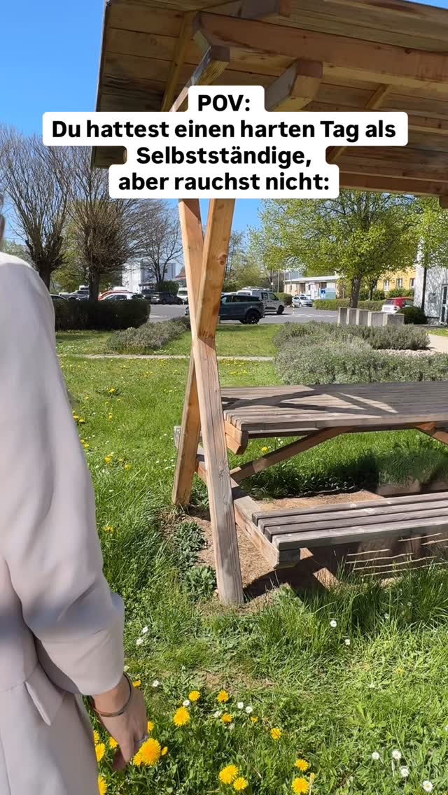 Jetzt bist du dran: Was ist dein „Seifenblasen-Moment“?
Wo versteckst du dich? Was ist dein heimlicher Fluchtort oder dein Ritual, um mal kurz Ruhe zu genießen?
Verrat’s mir in den Kommentaren, lasst uns ein bisschen connecten und über unsere kleinen Überlebensstrategien lachen! 👇🥂
Wir alle brauchen diesen einen Moment, um nicht komplett durchzudrehen, oder? 🫧✨
Egal ob Business-Hustle oder Mama-Alltag, manchmal muss man einfach kurz ma auf Pause drücken.
Als Mama verstecke ich mich manchmal (etwas zu lange) auf dem Klo oder behaupte beim Kochen, ich hätte eine Zutat vergessen, nur um nochmal 5 Minuten allein zum Supermarkt zu fahren. 😂 🚗
Und im Business? Mach ich es genau so… „bin gleich wieder da… muss noch kurz ein wichtiges Telefonat führen… und nun du ⤵️