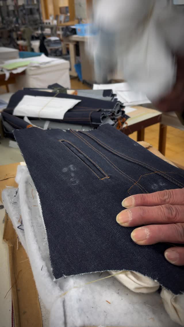 From hammer to precision.
Every detail is built by hand.
Pocket reinforcement.
Bartack stitching.
Crafted in Kojima, Japan.
This is how Japanese denim is made.
#madeinjapan #denimfactory #selvedgedenim