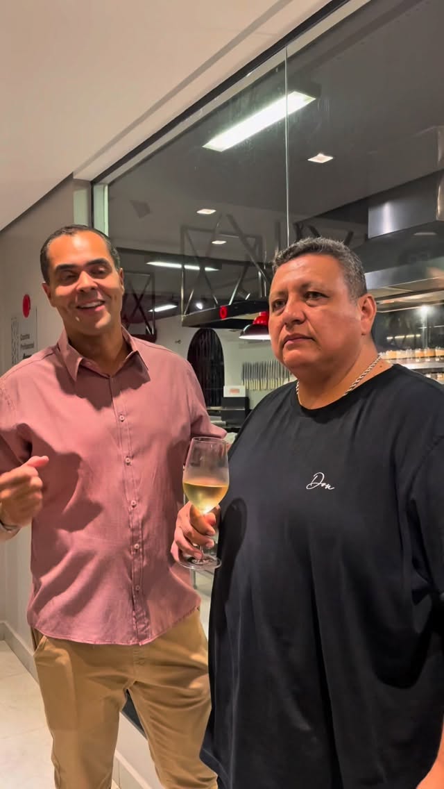 Tem distribuidor que entrega produto.
E tem quem entende o cliente.
No workshop de Queijos e Vinhos, o depoimento do Donato, da Taurus Hamburgueria, foi daqueles que ficam.
Ele não falou só de entrega.
Falou de parceria.
De quem entende a dor do dia a dia.
De quem ajuda o cliente a ser melhor.
É sobre isso.
A Mais Minas não está só na logística.
Está no resultado do cliente.
Na construção de cardápios melhores.
Na experiência que chega até o consumidor final.
E ouvir isso de quem está na operação, todos os dias…
confirma que estamos no caminho certo.
Seguimos juntos, evoluindo cada detalhe. ♥️