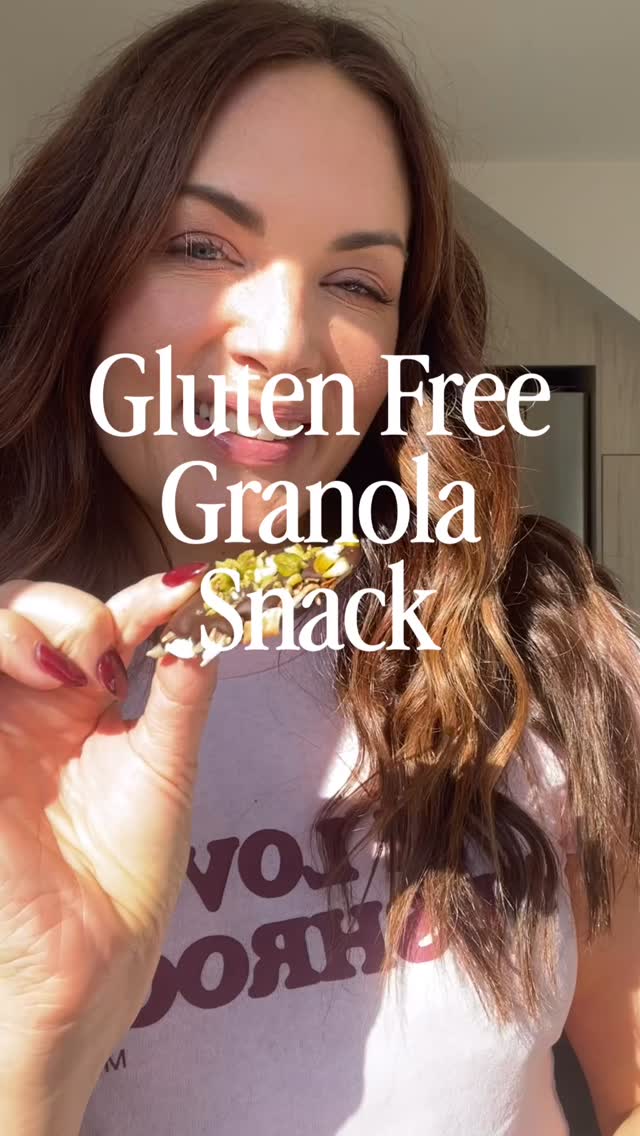 Looking for an afternoon pick me up?
Make this gluten free granola snack by melting dark chocolate with a dash of olive oil, sprinkle some crushed pistachios on top!
I used @teatatutoasted Paleo Blend.
#glutenfreesnacks #glutenfree #healthcoachnz #healthytreat #granolabites