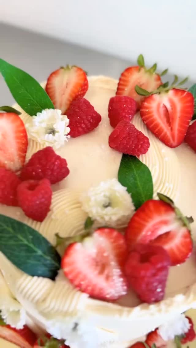 2 layer 7β almond funfetti cake filled with fresh strawberries wrapped in vanilla buttercream. Fresh raspberries + strawberries along with small silk florals and abstract piping ππ° FrolicAndFollyLV.com π±π
β’
β’
#vegan #birthday #cake #lasvegas #customcake