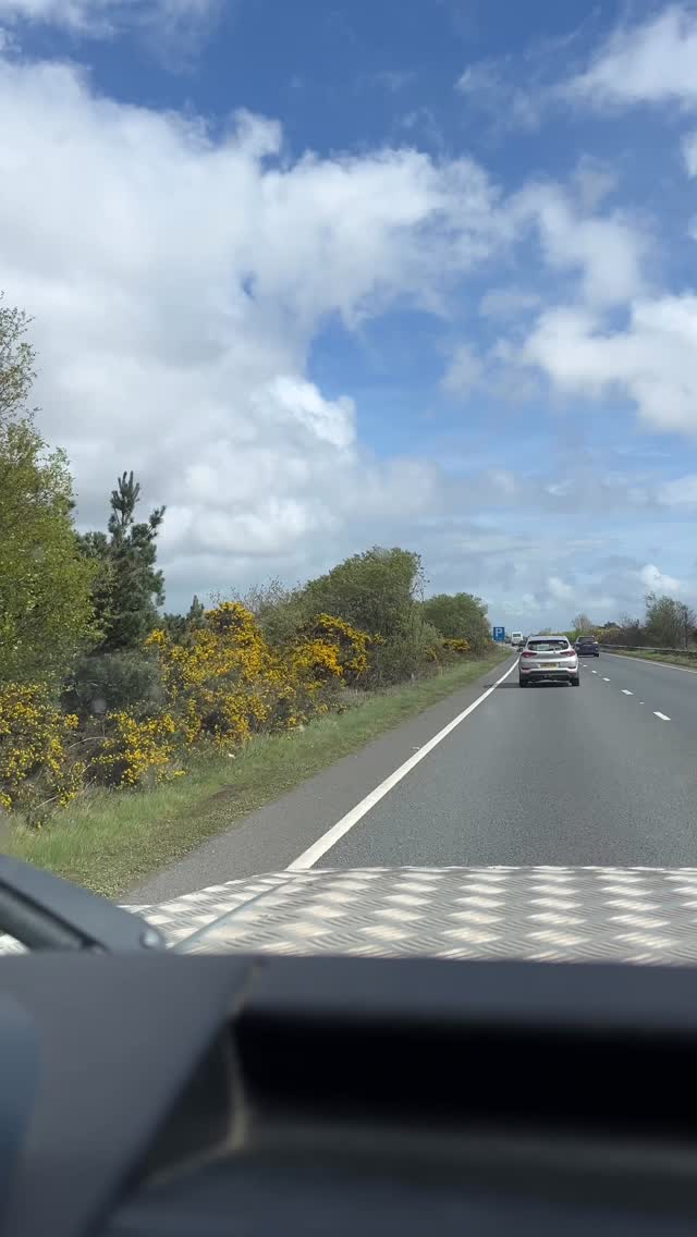 Our first time serving on Levant Straight at Goodwood Motor Circuit… and we hope it won’t be the last.
As we happily learned last year, there’s simply something about Goodwood; the noise, the pace, the people! We love it!
To book us for 2027 for your event, drop us a DM now 😎
#mobilecover #eventcoffee #oldmoneystyle #coffeelandrover #baristadaily