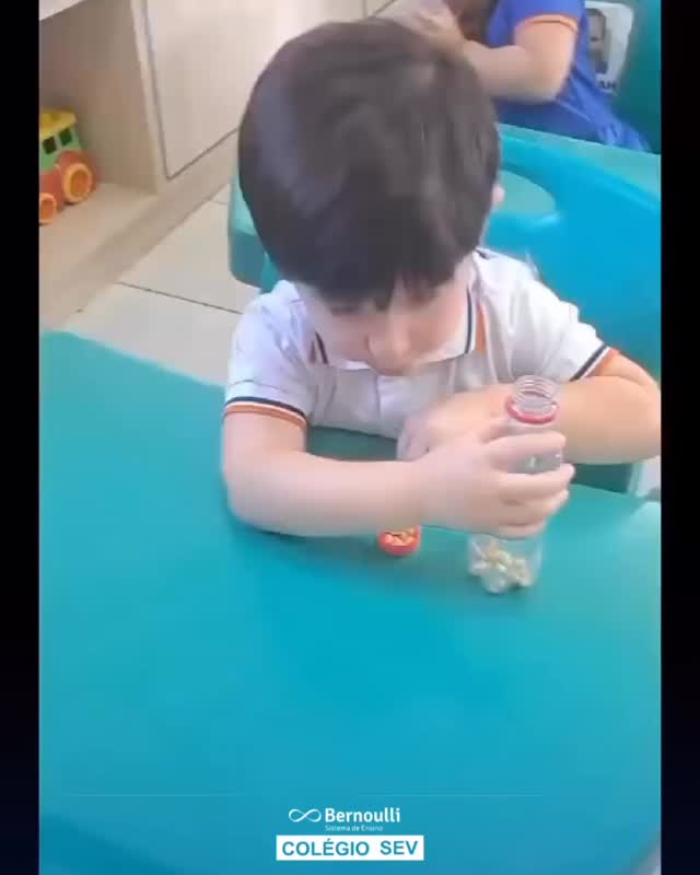 Ontem, nossa aula de Artes do Maternal III foi muito especial e significativa. Inspirados na cultura indígena, os alunos confeccionaram um instrumento musical tradicional: o chocalho.
A atividade foi realizada utilizando garrafas PET recicláveis, promovendo também a conscientização sobre o cuidado com o meio ambiente. Durante o processo, as crianças participaram com entusiasmo, explorando sons, ritmos e diferentes materiais.
Além de estimular a criatividade, a proposta contribuiu para o desenvolvimento da coordenação motora, da percepção sonora e do respeito às culturas indígenas.