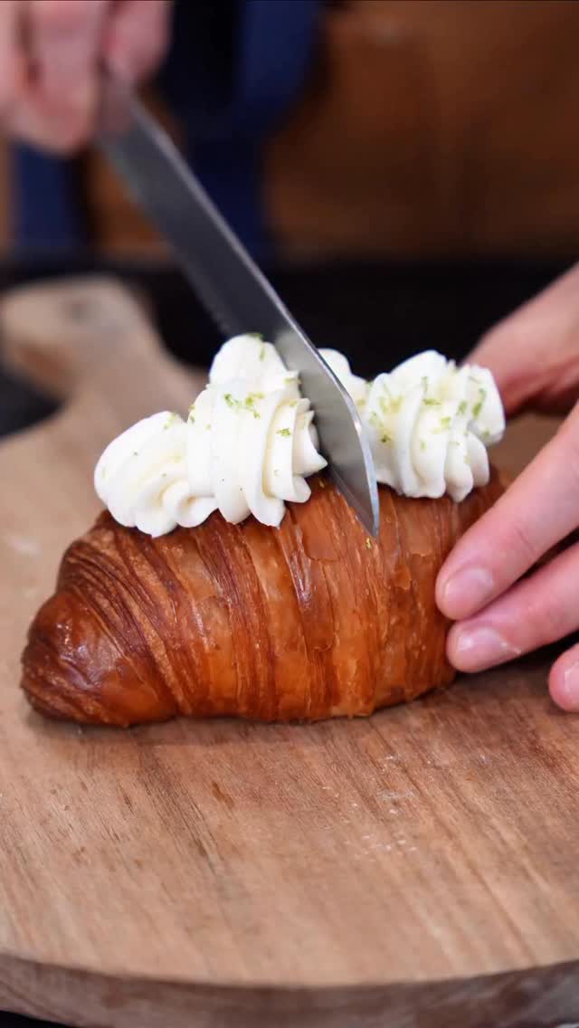 Our Key Lime Pie Croissant is here for May 💚
Filled with key lime cream and finished with a toasted meringue topping. Bright, creamy, and layered into every bite!