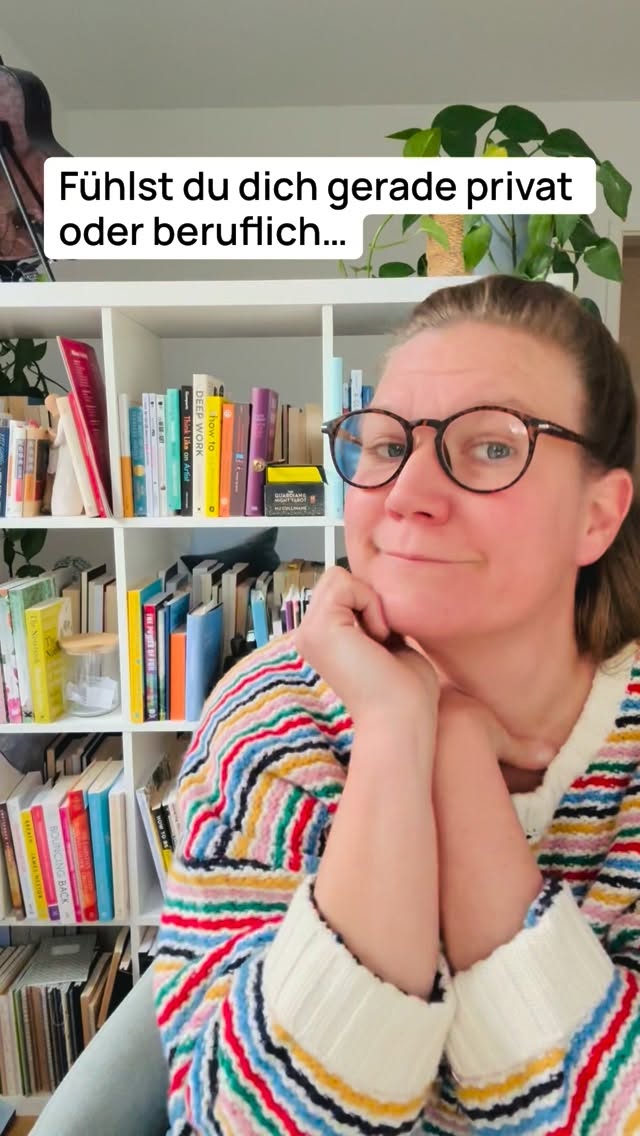 Ich weiß nicht, wie oft ich in meinem Leben schon an genau diesem Punkt war.
Ich fühle mich „stuck“, irgendwas passt nicht, aber wirklich lösen kann ich es auch nicht.
Ich rede mit Freunden, versuche das Problem logisch anzugehen, Lösungen zu finden, Dinge zu ändern.
Und nichts klappt.
Zum Glück habe ich als Coach und Psychotherapeutin (HeilprG) gelernt, was wirklich hilft.
Und das Wissen teile ich jetzt regelmäßig mit vielen Klienten, denen es genauso geht.
Und jetzt auch mit dir!
Also, wenn du das auch kennst oder dich vielleicht sogar gerade jetzt stuck fühlst, dann kann ich doch schon etwas beruhigen.
Es ist nichts falsch mit dir. Und du bist nicht alleine.
Vielen von uns geht es immer wieder so.
Und die wenigsten haben das Handwerkszeug gelernt, das hilft solche Situationen gut zu navigieren.
Aber die gute Neuigkeit: Es gibt Hilfe und Anregungen. Und Ansätze, die wirklich helfen.
Und in meiner neuen Podcastfolge spreche ich genau darüber.
Was passiert, wenn wir nicht mehr weitermachen können wie bisher –
und vielleicht auch gar nicht sollten.
Und was wir stattdessen tun können.
Mit praktischen Übungen und Lesetipps.
Denn: Wenn du gerade „feststeckst“, dann ist kein Gefühl, das weggehen muss.
Es ist ein Hinweis genauer hinzusehen!
Viel Spaß beim Reinhören! 🎧
Deine Nina
Link in der Bio
*
#innererkompass #lebensveränderung #persönlichkeitsentwicklung #neuanfang #podcastdeutsch