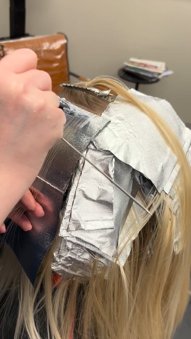 It’s getting warmer out so you know what that means…it’s time to go blonde! ☀️
Fresh highlights, brighter vibes, and sun-kissed strands are calling your name. Are you ready for your summer glow-up?