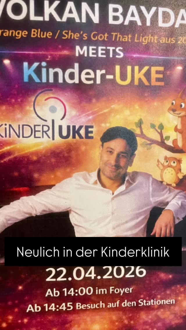 In dem Krankenhaus, in dem ich geboren bin, durfte ich letztens ein kleines Benefizkonzert geben.
Im UKE Hamburg gab es für alle Kinder und natürlich ihre Eltern einige bekannte Orange Blue Songs.
Ein Klassiker von Rolf Zuchowski durfte natürlich auch nicht fehlen.
Anschließen ging es noch in einigen Kinderzimmern mit PrivatKonzerten weiter.
Kinder sind einfach die beste Spezis Mensch, gleich danach kommen Hunde und Esel 😂
Danke an die bezaubernden Damen vor Ort, die mich wundervoll betütelt haben 🥰
#kinderklinik #benefizhamburg #sängersongschreiber #hamburg #hamburgveranstaltung @der_wahre_rolf_zuckowski