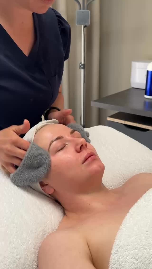 Bli med @hege_skinsation på en deilig (ærlig?) runde med laser - og ikke glem å booke din konsultasjon om du ønsker en fresh og motstandsdyktig hud du også 💕
Alle våre behandlinger skreddersys til nettopp deg - og laser er blitt en sikker vinner hos oss. 🏆
