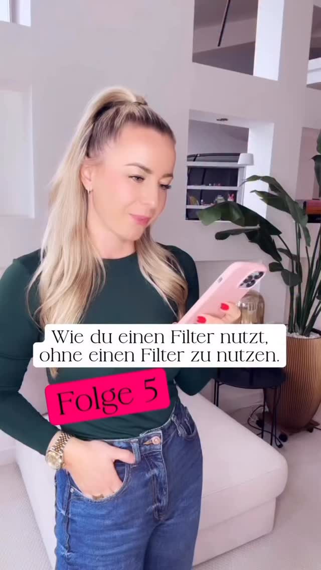 Bevor wir in die entscheidenden Gedanken eintauchen,
freue ich mich riesig, wenn du das Reel teilst, likest oder kommentierst einfach als Zeichen, dass es dir hilft.
Denn genau das ist meine Aufgabe hier. 🤍
Okay, los geht’s:
Hast du dir schon mal bewusst gemacht, dass du heute nur ein einziges Gerät brauchst, um 100.000 Menschen zu erreichen, die genauso denken wie du?
Und trotzdem hält dich etwas zurück.
Nicht, weil du nicht genug weißt.
Sondern weil du dich nicht traust, dich wirklich zu zeigen.
Viele Frauen, die zu mir kommen, sagen:
„Ich weiß eigentlich, was ich kann …
aber ich fühle mich vor der Kamera unsicher.“
„Ich habe Angst, nicht gut anzukommen.“
„Ich will nicht aufdringlich wirken.“
Und genau dadurch bleibst du unsichtbar
für die Menschen, die dich eigentlich brauchen würden.
Sichtbarkeit ist kein Talent.
Sichtbarkeit ist eine Entscheidung.
Eine Entscheidung, dich nicht länger zu verstecken.
Denn wenn du beginnst, dich zu zeigen, so wie du bist,
ziehst du nicht alle an.
Sondern genau die Richtigen.
Menschen, die deine Werte teilen.
Deine Energie fühlen.
Und mit dir arbeiten wollen,
weil sie dir vertrauen.
Und plötzlich fühlt sich Business nicht mehr schwer an.
Sondern klar.
Leicht.
Stimmig.
Awwww 🥹 einfach schön. ✨
Wenn du spürst, dass du eigentlich längst bereit bist,
aber noch nicht weißt, wie du sichtbar wirst, ohne dich zu verstellen:
👉 Kommentiere: Was ist dein Lieblingsfilter?
Und folge mir beim nächsten Mal gehen wir gemeinsam auf die Lichtverhältnisse ein 💡
Ich freu mich auf dich