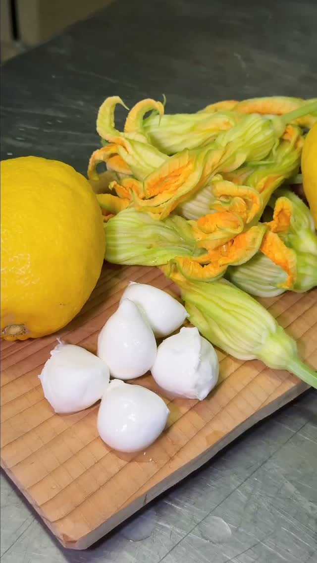 🌞🍕 È tornata la nostra “Sapori d’Estate”! ✨
Fior di latte, pomodorini gialli, fiori di zucca, bocconcini e un tocco di limone 🍋
Una pizza fresca, profumata e perfetta per la bella stagione 😍
Vi è mancata? Ora potete tornare a gustarla da Pizzeria da Cardone, a Vico Equense! ☀️🔥
#SaporiDEstate #PizzaEstiva #ÈTornata #FioriDiZucca #PizzeriaDaCardone VicoEquense CastellammareDiStabia Sorrento PizzaLovers
