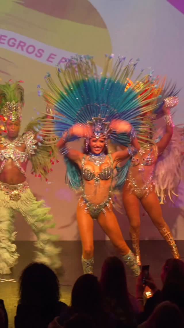 E hoje dia, de alegria!! 🇧🇷🥳 #samba #brazilianfantasy #carnaval #passistas #dança