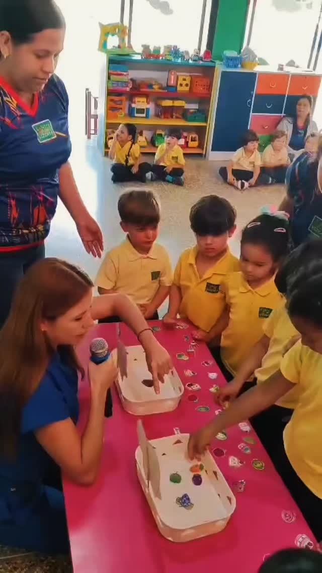 Cerramos con broche de oro nuestra Semana de la Salud Integral con una maravillosa Jornada Odontopediátrica. Contamos con la valiosa visita de la Od. Valerie Chambaz 👩⚕️ (¡orgullosa mamá de Noah Galia!), quien compartió con los niños de forma amena, práctica e interactiva. 😊👨👩👦
Nuestros pequeños aprendieron:
🪥 La técnica del cepillado correcto.
🧴 La importancia del uso del flúor.
🍎🥕 La relevancia de mantener hábitos saludables.
¡Fue una experiencia educativa, divertida y llena de aprendizaje práctico!
#CentroInfantilVizcaya #SemanaDeLaSalud #BienestarInfantil #Prevención #EscuelaDePadres #EducaciónIntegral #Caracas #TuPrimerColegio