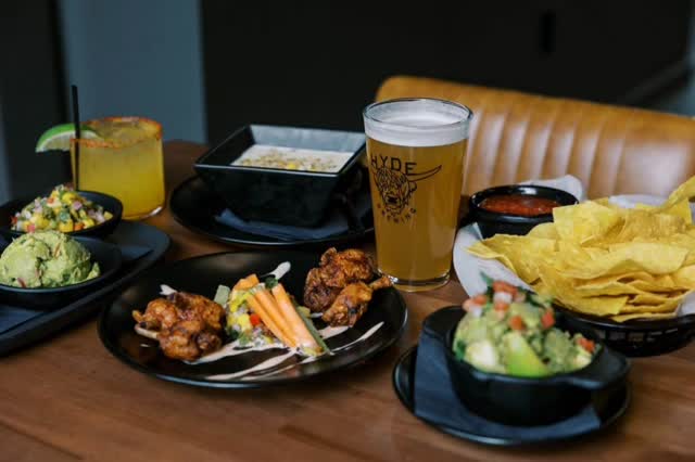 #Repost @hydebrewing
Gather around for a delicious spread of wings, guacamole, and refreshing drinks perfect for sharing. 🍻 #HydeBrewing #AlpharettaEats #BreweryExperience #SharedEats