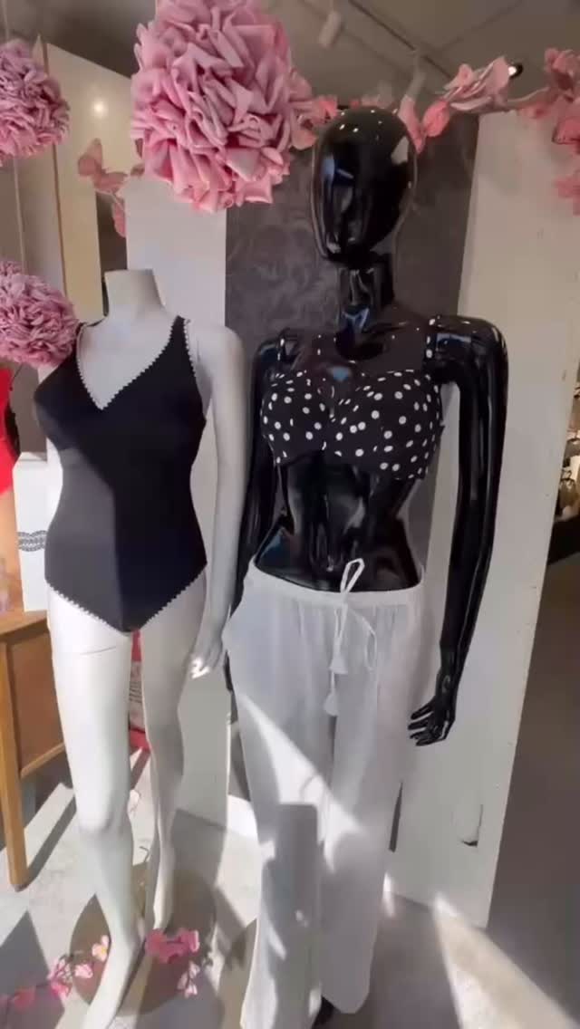 Swimwear window is in and we are loving it ☀️👙
With the sun making an appearance, we’re getting everything ready and it’s the perfect time to start thinking about your holiday wardrobe 🌴✨
Listen to Michelle as she talks you through her top 3 must have pieces for a stress free, sophisticated and light packing swimwear edit 💕
Effortless style, easy to wear pieces and everything you need to feel confident on your getaway 💫
#PandorasBox #SwimwearStyle #HolidayReady #BeachVibes #SummerPacking