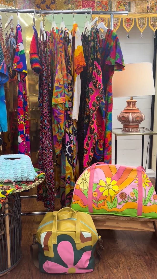 If you’re in need of some eccentric, vibrant, and psychedelic clothes to add some fun to your wardrobe, look no further. Our vintage Day-Glo collection has hit the floor just in time for summer. Come on in and shop this beautiful collection of electrifying garments. And trust, there’s plenty more where that came from. 🌈🏖️✨
#vintagefashion
#vintage
#midcitybr
#timewarpbr
#shoplocal