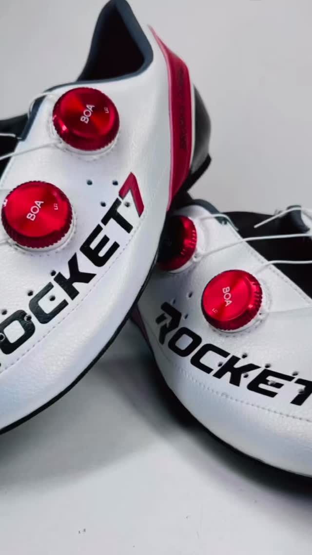 This color combo has captured a few orders lately. It’s sharp and clean.
#rocket7 #customcyclingshoes #cyclinglife #cyclingstyle #triathlon